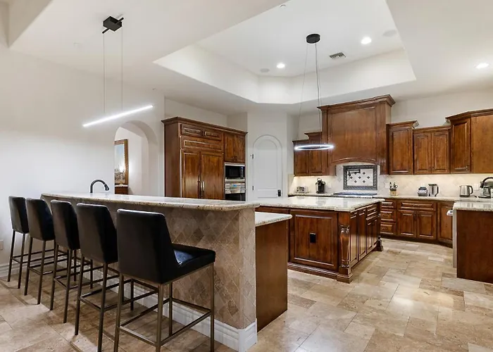 Paradise Valley Manor Pool, Spa, Pickleball, Views Holiday home Scottsdale